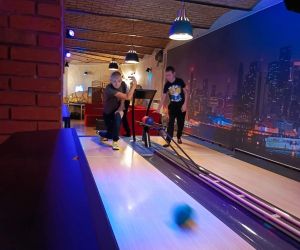 Uczniowie grają w kręgle