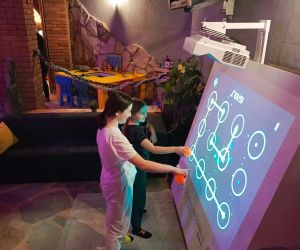 Dziewczynki przy magicznej ścianie