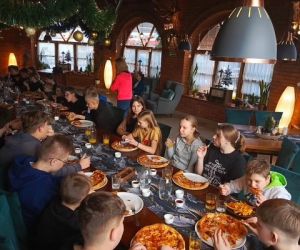 Uczniowie jedzą obiad przy stole