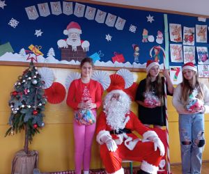 Mikołaj wręcza prezenty dzieciom