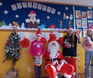 Mikołaj wręcza prezenty dzieciom