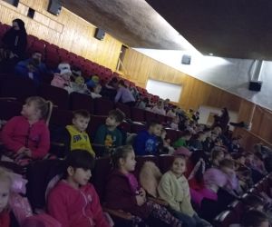 Uczniowie siedzą na sali w HDK