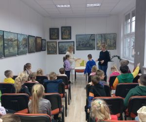 Uczniowie podczas zajęć w bibliotece