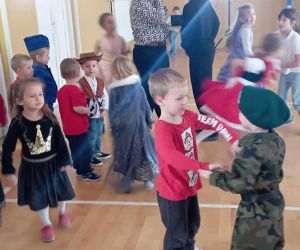 Przedszkolaki tańczą parami i w grupie