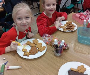 Uczennice dekorują pierniczki