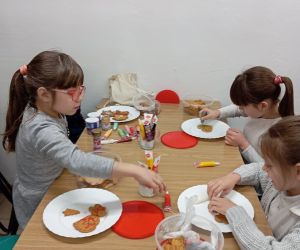 Uczennice dekorują pierniczki