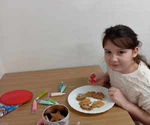 Uczennica dekoruje pierniki