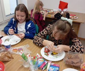 Uczennice dekorują pierniczki