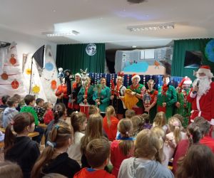 Aktorzy prezentują się dzieciom