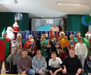 Zdjęcia grupowe uczniów z aktorami