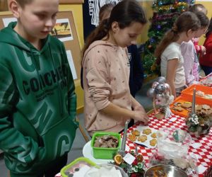 Uczniowie sprzedają na kiermaszu świątecznym