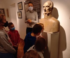 Uczniowie klasy I i II z przewodniczką przy popiersiu Stanisława Staszica