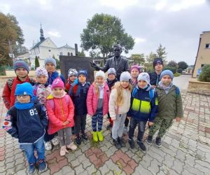 Uczniowie klasy I i II przy pomniku profesora Wiktora Zina