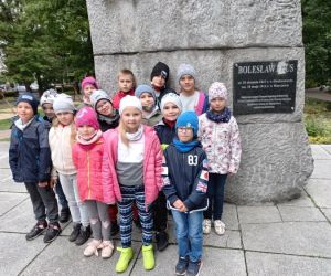 Uczniowie klasy I i II przy pomniku Bolesława Prusa