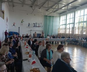 Dziadkowie oglądają występy wnuków