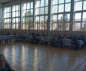 Dziadkowie oglądają występy wnuków