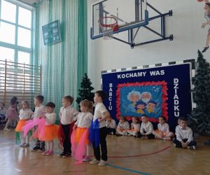 Przedszkolaki podczas tańca