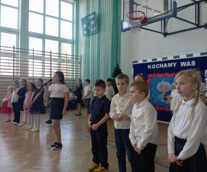 Uczniowie recytują wiersze