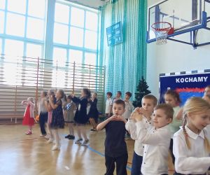 Uczniowie tańczą dla dziadków