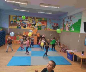 Przedszkolaki bawią się kolorowymi balonami