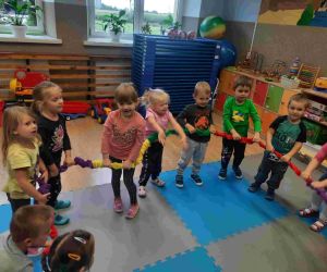 Przedszkolaki bawią się gumą sensoryczną
