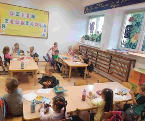 Przedszkolaki przy stolikach podczas poczęstunku