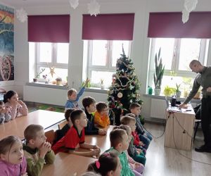 Leśnik opowiada dzieciom o lasach państwowych