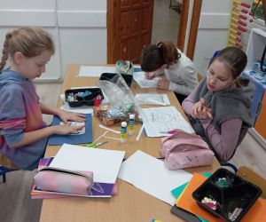 Uczniowie wykonują kalendarze dla Babci i Dziadka