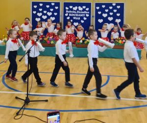 Dziewczynki i chłopcy z przedszkola tańczą do piosenki 