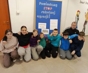 Uczniowie klasy piątej z wychowawcą