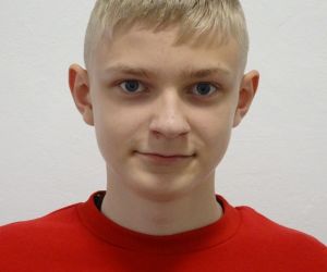 Portret chłopca o blond włosach i niebieskich oczach, laureata konkursu