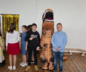 Uczeń z chłopcem przebranym za dinozaura