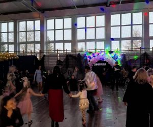 Uczniowie tańczą w kółeczku