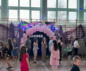 Uczniowie podczas zabawy z animatorką