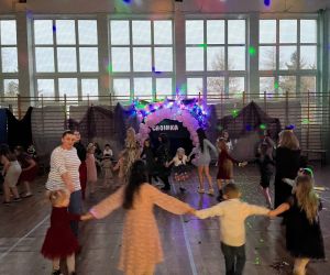 Uczniowie tańczą w kółeczku