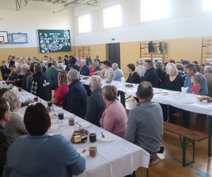 Dziadkowie i Babcie oglądają występ wnuków