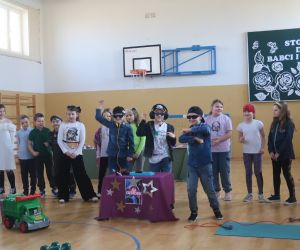 Dziadek DJ tańczy z wnukami