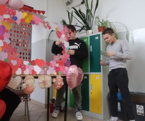  Uczeń odbierający kartkę walentynkową 