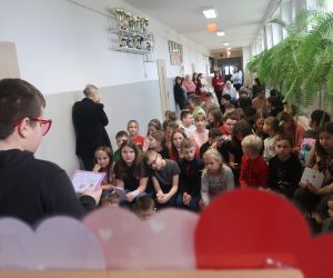 Społeczność uczniowska na spotkaniu walentynkowym