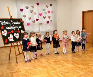 Dzieci prezentują wierszyki