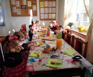 Przedszkolaki na słodkim poczęstunku