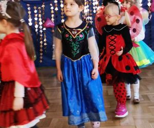    Dzieci uczestniczą w pokazie mody