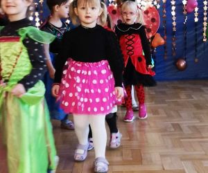    Dzieci prezentują się na pokazie mody