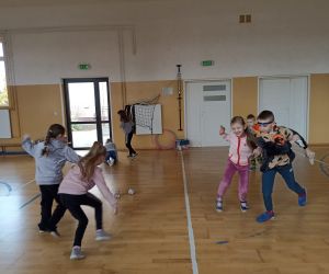 Dzieci w trakcie zabawy  na sali gimnastycznej.