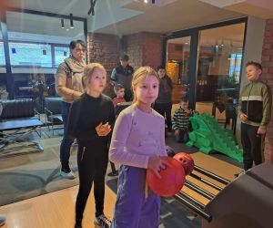 Dzieci grające w kręgle