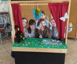 Dzieci w trakcie warsztatów teatralnych.