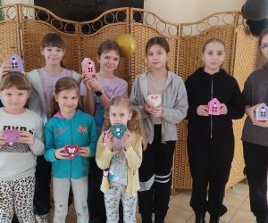 Dzieci pozujące z pracami plastycznymi.