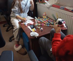 Dzieci w trakcie warsztatów plastycznych.