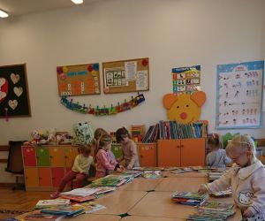 Dzieci w trakcie lekcji bibliotecznej.