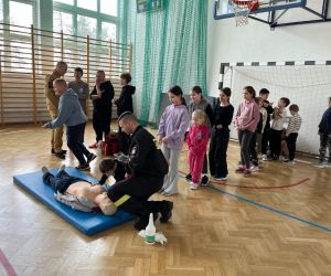 Uczniowie podczas ćwiczeń z udzielania pierwszej pomocy